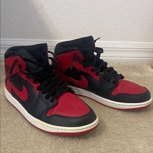 Nike Black and Red Sneakers Iconic Design - Picture 1 of 6